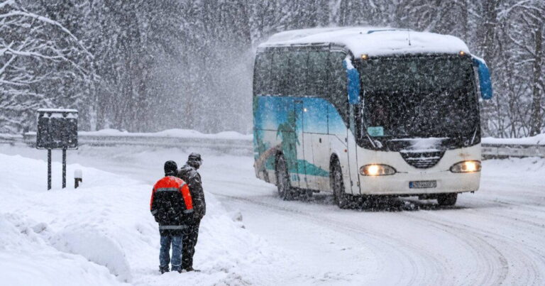 Autobusári v strachu, premávku odklonili. Cesta vo výške 1 003 metrov rozdelila Slovensko