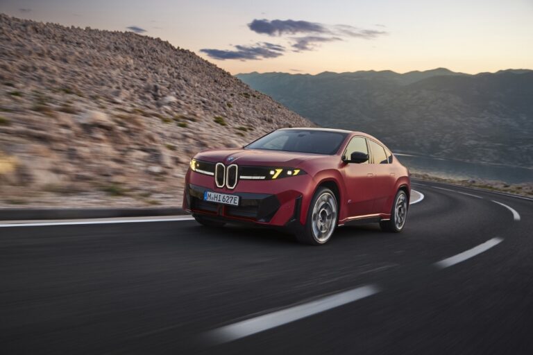 BMW iX3 M60 xDrive má 612 koní. Prichádza aj nové iX4
