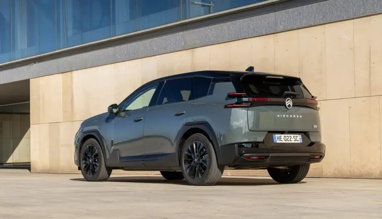 Stellantis zastavuje výrobu v kľúčových továrňach. Chýbajú mu batérie pre elektromobily