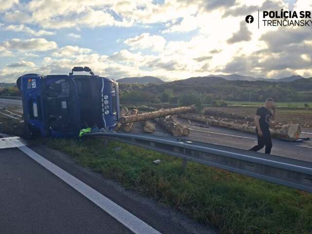 Na D1 pri Beluši sa prevrátil kamión s drevom. Diaľnica na Žilinu je úplne neprejazdná, obmedzenia platia aj opačne - Doprava - Auto - pravda.sk