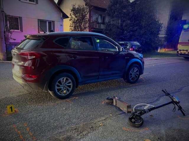 Dvaja chlapci na elektrickej kolobežke narazili do auta. Skončili v nemocnici - Doprava - Auto - pravda.sk