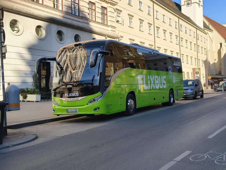 Nafta ustupuje elektrine. Medzi Bratislavou a Viedňou jazdí osem nových elektrobusov