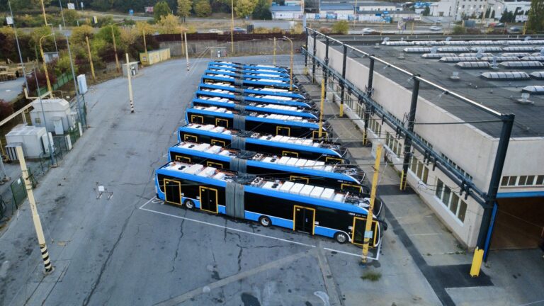V Košiciach už jazdí 11 nových kĺbových elektrobusov. Nabíjajú sa pantografom počas prestávky