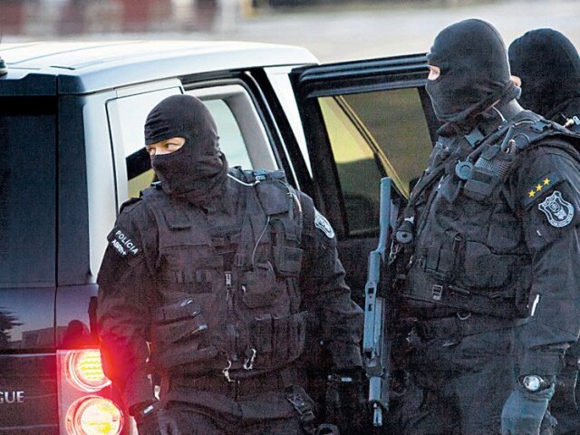 Veľký zásah kukláčov v Bratislave: na rušnej ulici zadržali medzinárodne hľadanú osobu - Regióny - Správy - pravda.sk