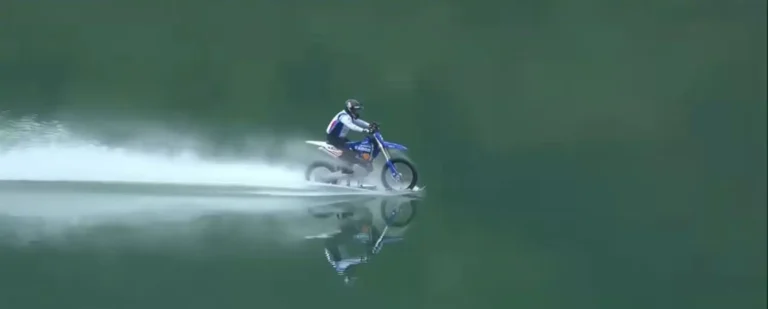 Svetový rekord, s motorkou prešiel po vode 40 kilometrov