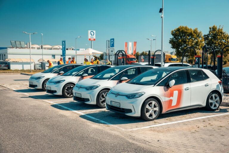 Mýtus o vybitej batérii uprostred diaľnice zhasína. Nabíjačky rastú rýchlejšie než pribúdajú elektromobily