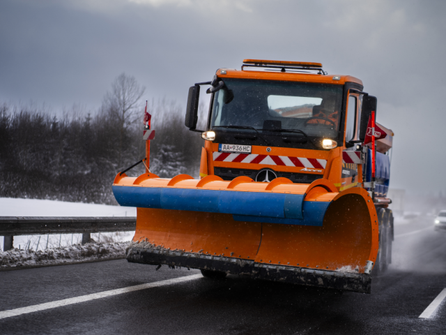 Diaľničiari hlásia pripravenosť na zimu: V skladoch už majú 35 000 ton posypu - Doprava - Auto - pravda.sk