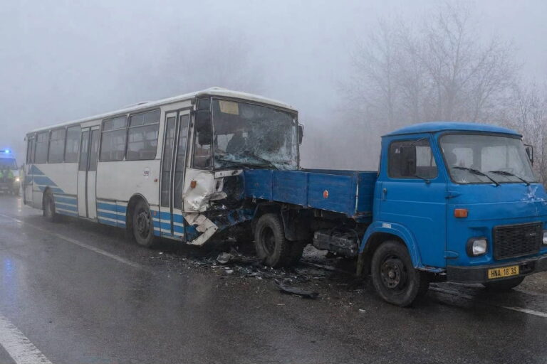 Autobus Humenné – Snina narazil do Avie. 5 ľudí zomrelo, 9 utrpelo ťažké zranenia - AUTOVINY.sk
