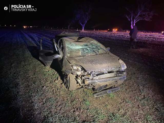 Nočná jazda štyroch mladíkov sa skončila tragédiou. Auto sa niekoľkokrát prevrátilo, 19-ročný chlapec zomrel - Doprava - Auto - pravda.sk