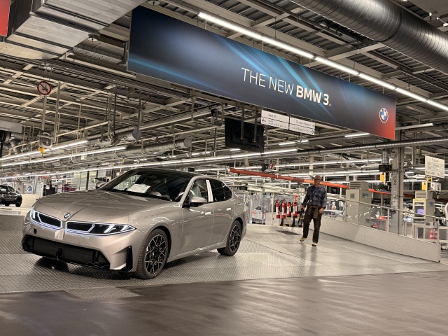 Nové BMW radu 3 sa predstavilo, boli sme pri tom. Prvýkrát je aj elektrické, šesťvalec však prežil - Novinky - Auto - pravda.sk