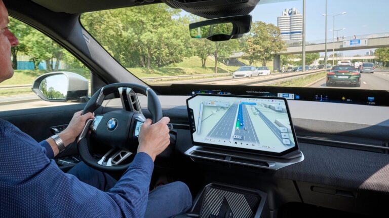 BMW spojí navigáciu a asistentov do jedného 3D zobrazenia. Vodič uvidí, čo auto práve vníma