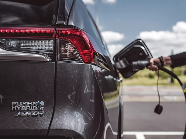Ďalší hlúpy nápad: Plug-in hybridom navrhujú iba 15-litrové nádrže. Vraj, aby ich vodiči viac nabíjali - Magazín - Auto - pravda.sk