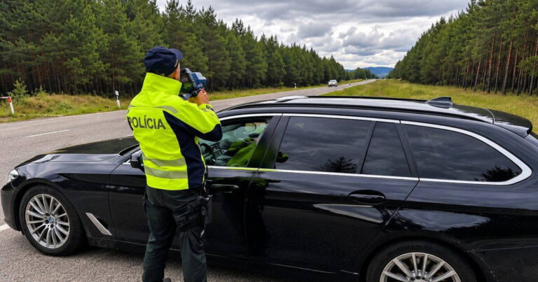 Šoféroval 101 km/h v obci. Polícia nemala na súde šancu