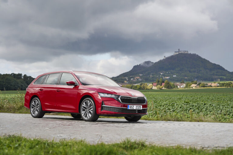 Škoda Octavia dostala plnohodnotný hybrid: Na elektrinu prejde približne 2 km a nabíjať ju netreba