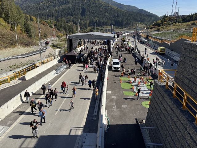 Motoristi sa po 13 rokoch dočkali. Otvárajú obchvat Ružomberka, na D1 tak zostáva už len jedna, ale za to podstatná „diera“ - Doprava - Auto - pravda.sk