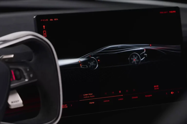Tesla ukázala rozhranie Roadstera ako zo stíhačky: Okruhový režim hlási aj tlak trysiek