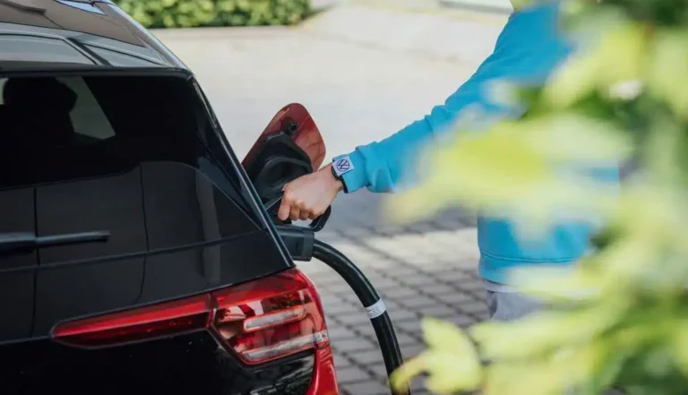 Namiesto zliav na benzín viac peňazí na elektromobily. Nemecko rieši rekordné ceny palív