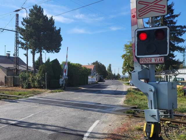 Od pondelka pozor na obchádzku. Oprava priecestia pri Smoleniciach zmení cestu vodičom aj školákom - Doprava - Auto - pravda.sk